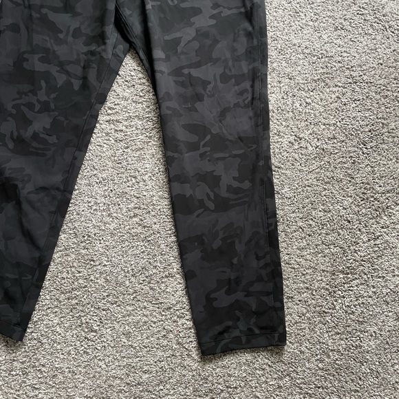 Lululemon On the Fly 7/8 Pant (Camo black) - Picture 3 of 6